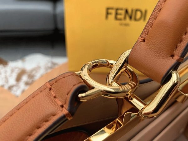 Fausse Fendi Peekaboo ISeeU Moyen Sac en cuir de veau brun – Image 4
