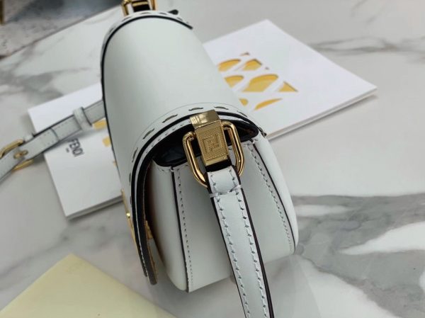 Fausse Fendi Moonlight Sac Saddle en cuir de veau blanc – Image 7