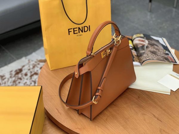 Fausse Fendi Peekaboo ISeeU Moyen Sac en cuir de veau brun – Image 3