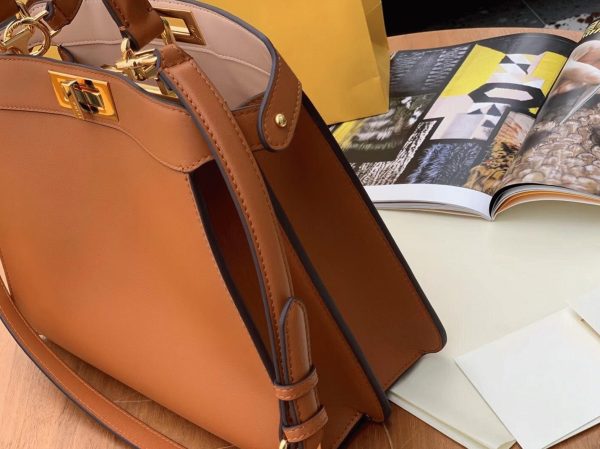 Fausse Fendi Peekaboo ISeeU Moyen Sac en cuir de veau brun – Image 2