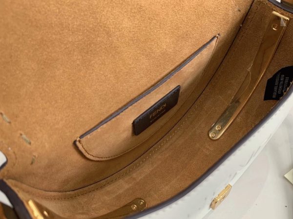 Fausse Fendi Moonlight Sac Saddle en cuir de veau blanc – Image 5