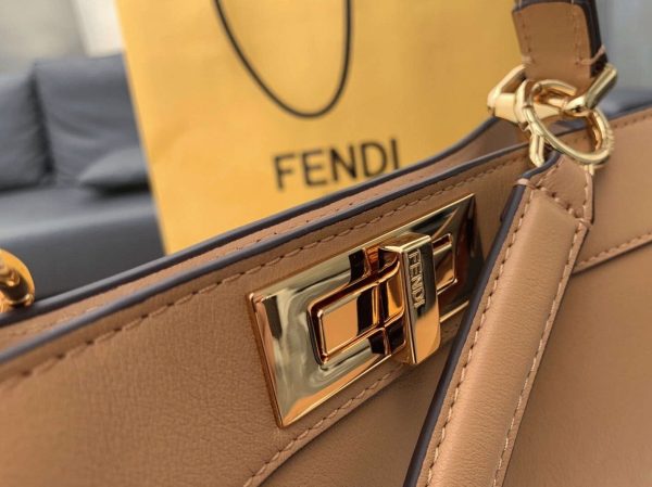 Réplique Fendi Peekaboo ISeeU Moyen Sac en cuir de veau beige – Image 7