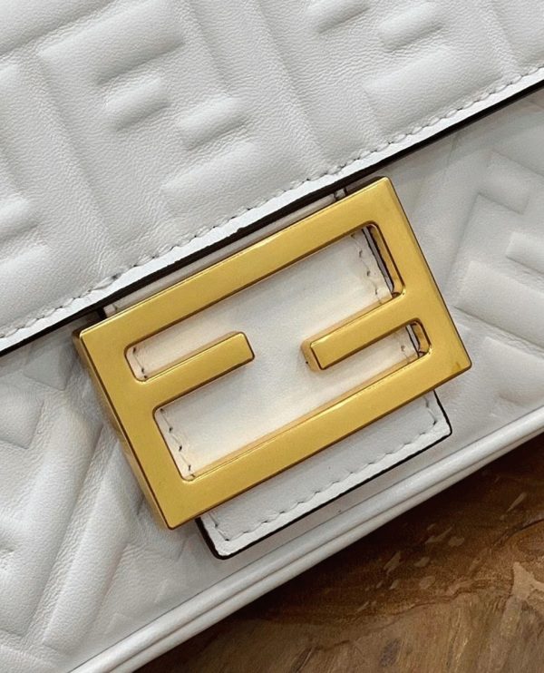 Fausse Fendi Baguette Chaîne Sac Midi en blanc – Image 10