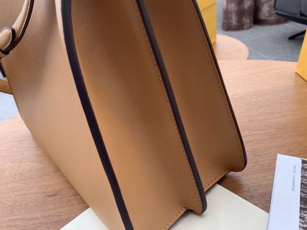 Réplique Fendi Peekaboo ISeeU Moyen Sac en cuir de veau beige – Image 6