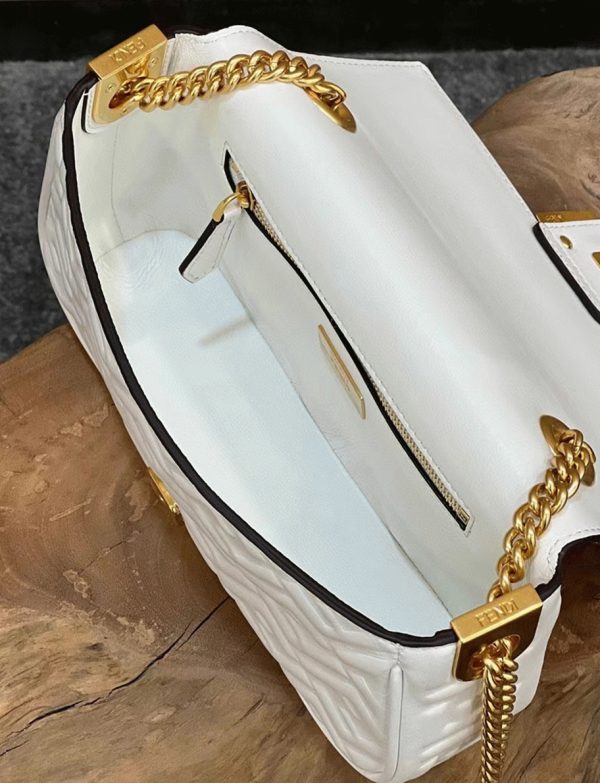 Fausse Fendi Baguette Chaîne Sac Midi en blanc – Image 9