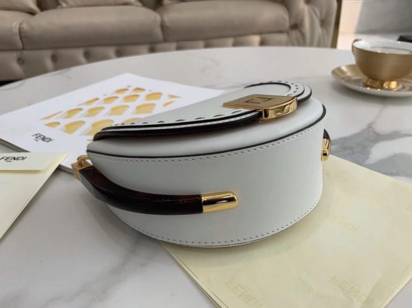 Fausse Fendi Moonlight Sac Saddle en cuir de veau blanc – Image 4