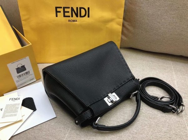 Fausse Fendi Peekaboo Mini Selleria Sac en cuir romano noir – Image 2