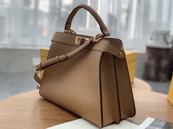 Réplique Fendi Peekaboo ISeeU Moyen Sac en cuir de veau beige – Image 5
