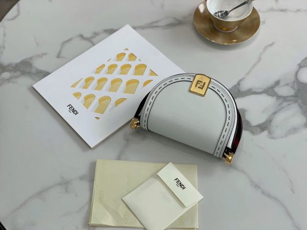 Fausse Fendi Moonlight Sac Saddle en cuir de veau blanc – Image 2