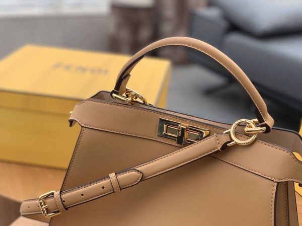 Réplique Fendi Peekaboo ISeeU Moyen Sac en cuir de veau beige – Image 4
