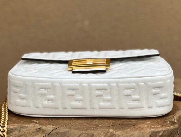 Fausse Fendi Baguette Chaîne Sac Midi en blanc – Image 6