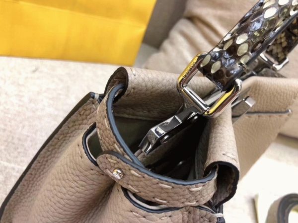 Contrefaçon Fendi Peekaboo Mini Selleria Sac gris avec poignée en cuir de python – Image 10
