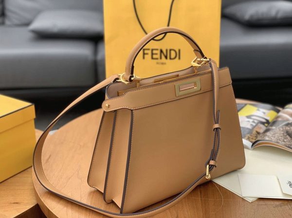 Réplique Fendi Peekaboo ISeeU Moyen Sac en cuir de veau beige – Image 3