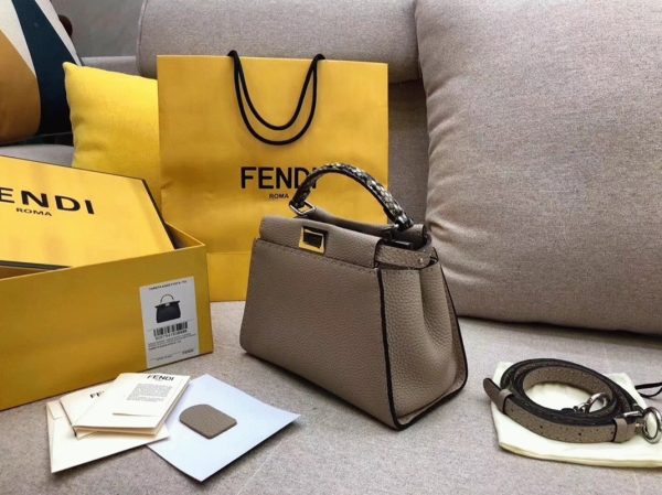 Contrefaçon Fendi Peekaboo Mini Selleria Sac gris avec poignée en cuir de python – Image 9