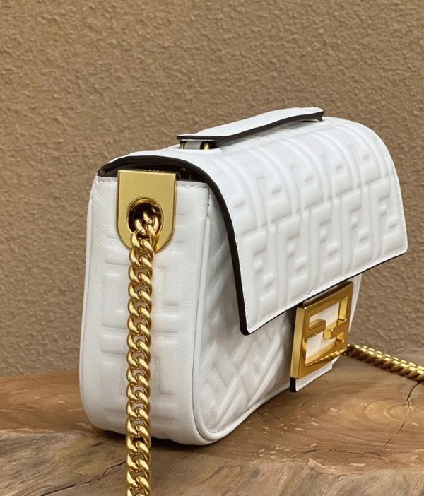 Fausse Fendi Baguette Chaîne Sac Midi en blanc – Image 5