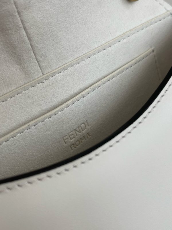 Contrefaçon Fendi C’mon Petit Sac en blanc – Image 9