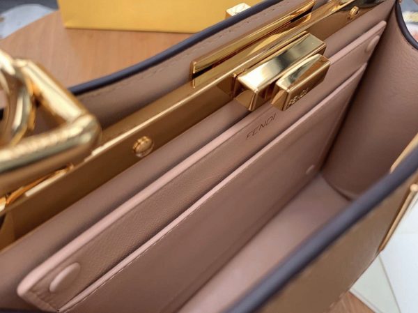Réplique Fendi Peekaboo ISeeU Moyen Sac en cuir de veau beige – Image 8
