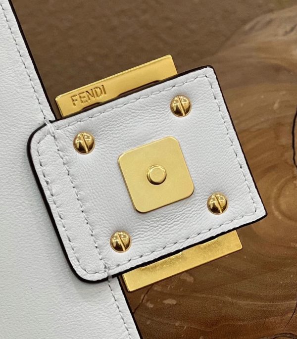 Fausse Fendi Baguette Chaîne Sac Midi en blanc – Image 4