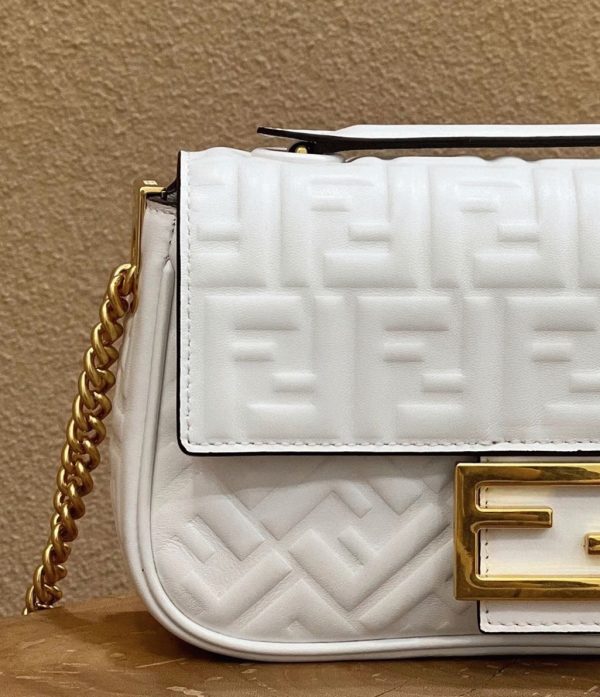 Fausse Fendi Baguette Chaîne Sac Midi en blanc – Image 3