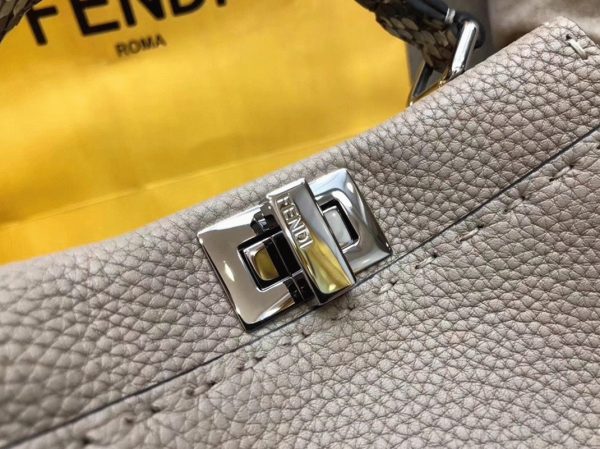 Contrefaçon Fendi Peekaboo Mini Selleria Sac gris avec poignée en cuir de python – Image 6