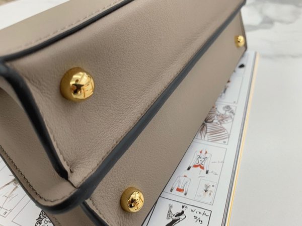 Contrefaçon Fendi Peekaboo ISeeU Petit Sac en cuir de veau gris – Image 9
