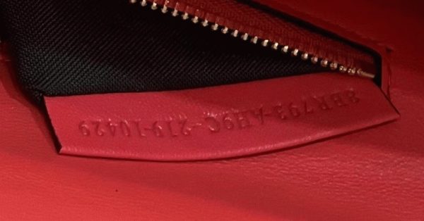 Contrefaçon Fendi Baguette Chaîne Sac Midi en rouge – Image 10