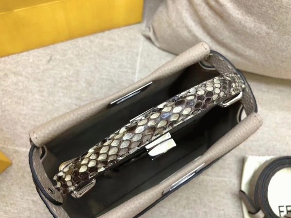 Contrefaçon Fendi Peekaboo Mini Selleria Sac gris avec poignée en cuir de python – Image 4