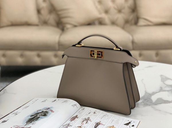 Contrefaçon Fendi Peekaboo ISeeU Petit Sac en cuir de veau gris – Image 6