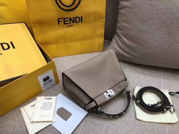 Contrefaçon Fendi Peekaboo Mini Selleria Sac gris avec poignée en cuir de python – Image 3