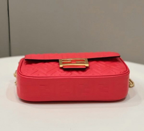 Contrefaçon Fendi Baguette Chaîne Sac Midi en rouge – Image 7