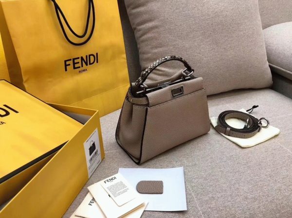 Contrefaçon Fendi Peekaboo Mini Selleria Sac gris avec poignée en cuir de python – Image 2