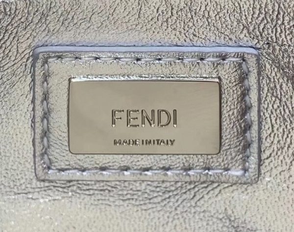 Réplique Fendi Peekaboo Mini Sac en cuir d'agneau métallique argenté – Image 7