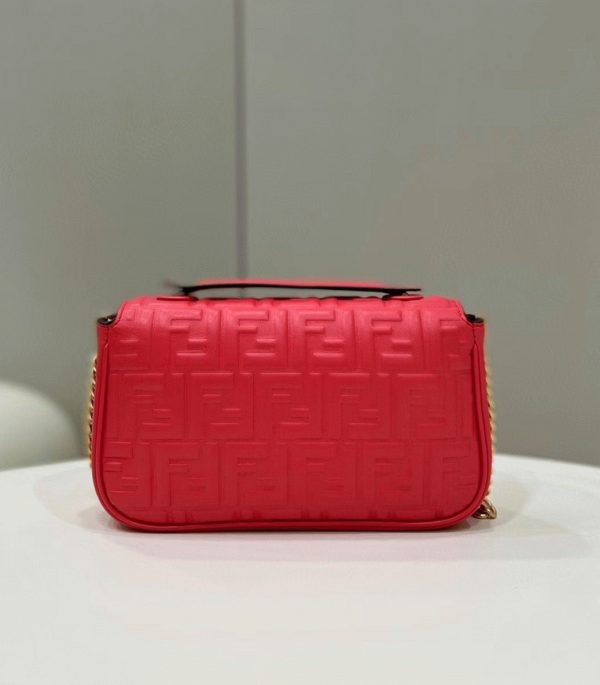 Contrefaçon Fendi Baguette Chaîne Sac Midi en rouge – Image 5