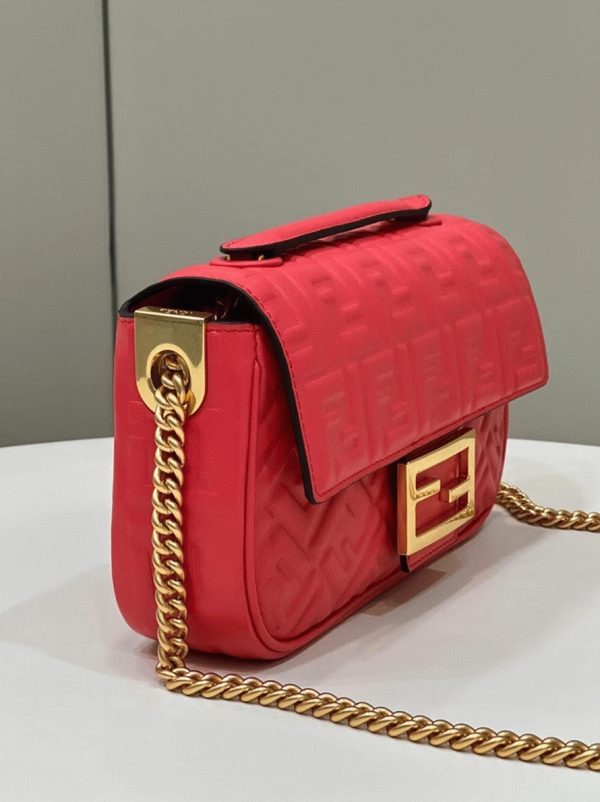 Contrefaçon Fendi Baguette Chaîne Sac Midi en rouge – Image 4