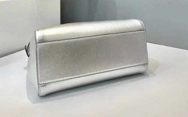 Réplique Fendi Peekaboo Mini Sac en cuir d'agneau métallique argenté – Image 5