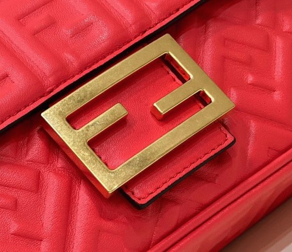 Contrefaçon Fendi Baguette Chaîne Sac Midi en rouge – Image 3