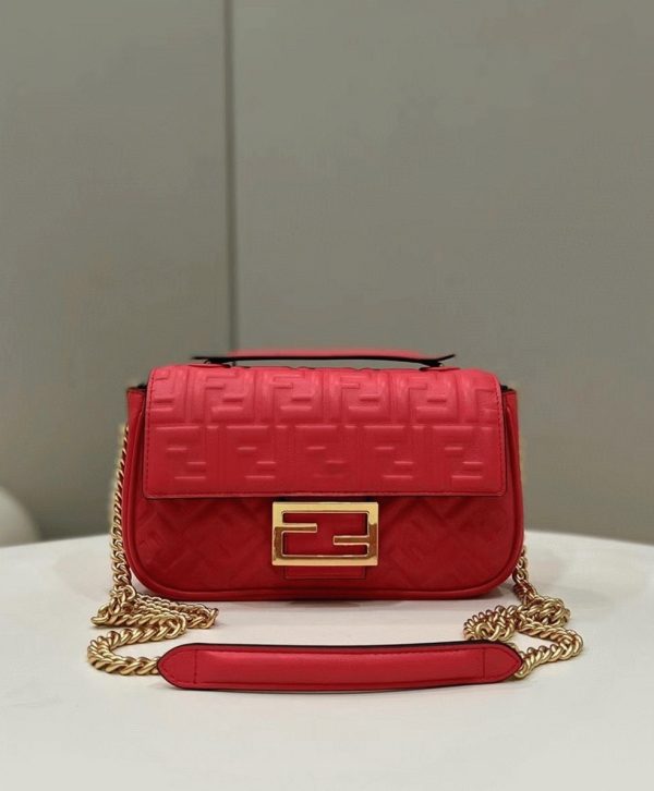 Contrefaçon Fendi Baguette Chaîne Sac Midi en rouge – Image 2