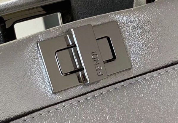 Réplique Fendi Peekaboo Mini Sac en cuir d'agneau métallique argenté – Image 3