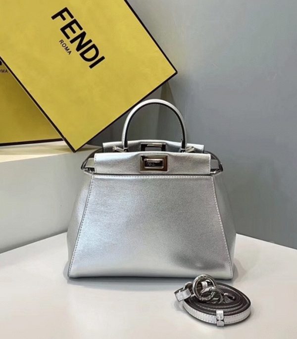 Réplique Fendi Peekaboo Mini Sac en cuir d'agneau métallique argenté – Image 2