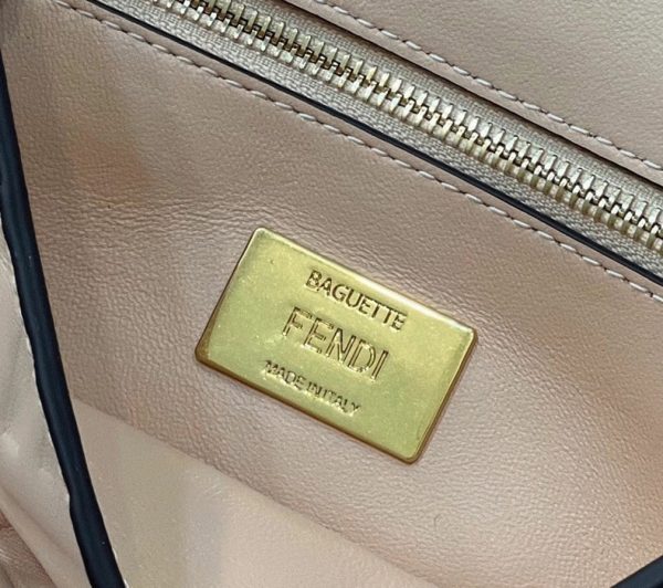 Fausse Fendi Baguette Chaîne Sac Midi en poudre – Image 3