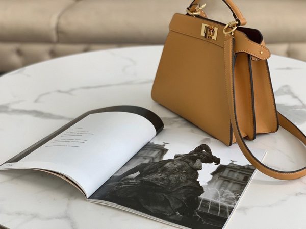 Réplique Fendi Peekaboo ISeeU Petit Sac en cuir de veau beige – Image 10