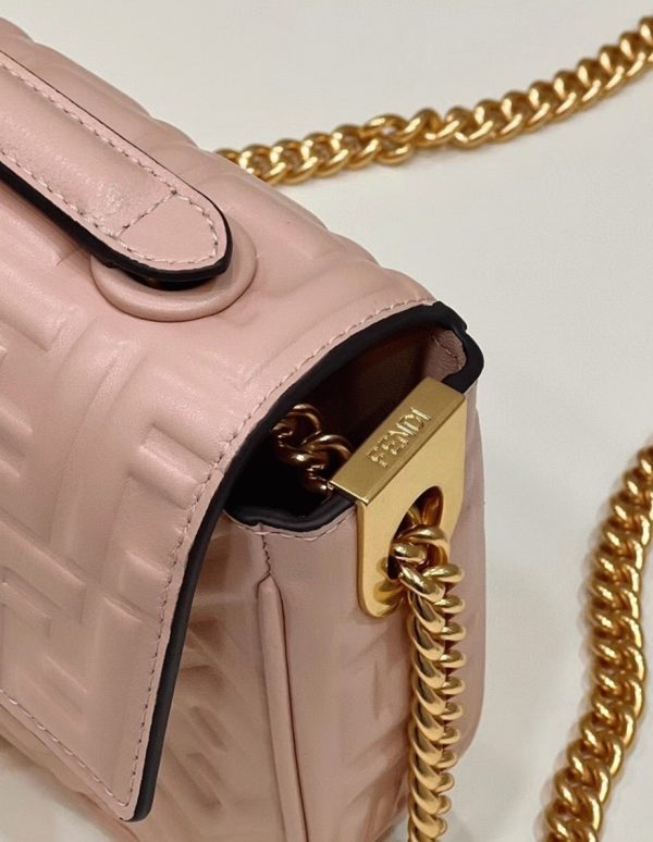 Fausse Fendi Baguette Chaîne Sac Midi en poudre – Image 2