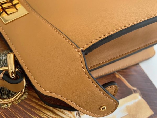 Réplique Fendi Peekaboo ISeeU Petit Sac en cuir de veau beige – Image 9