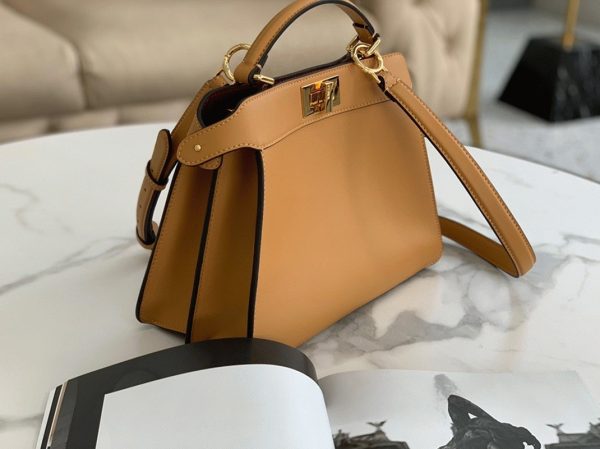 Réplique Fendi Peekaboo ISeeU Petit Sac en cuir de veau beige – Image 8
