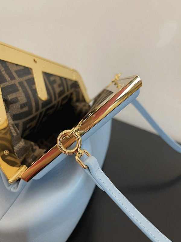 Réplique Fendi First Moyen Sac en cuir nappa bleu clair – Image 10
