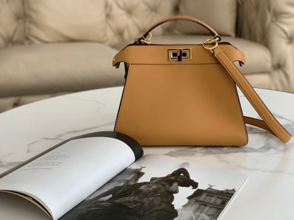 Réplique Fendi Peekaboo ISeeU Petit Sac en cuir de veau beige – Image 7