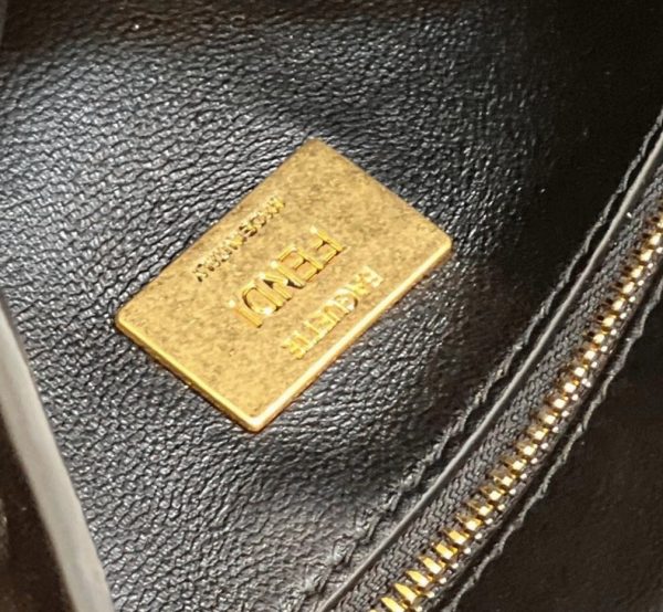 Réplique Fendi Baguette Chaîne Sac Midi en noir – Image 8