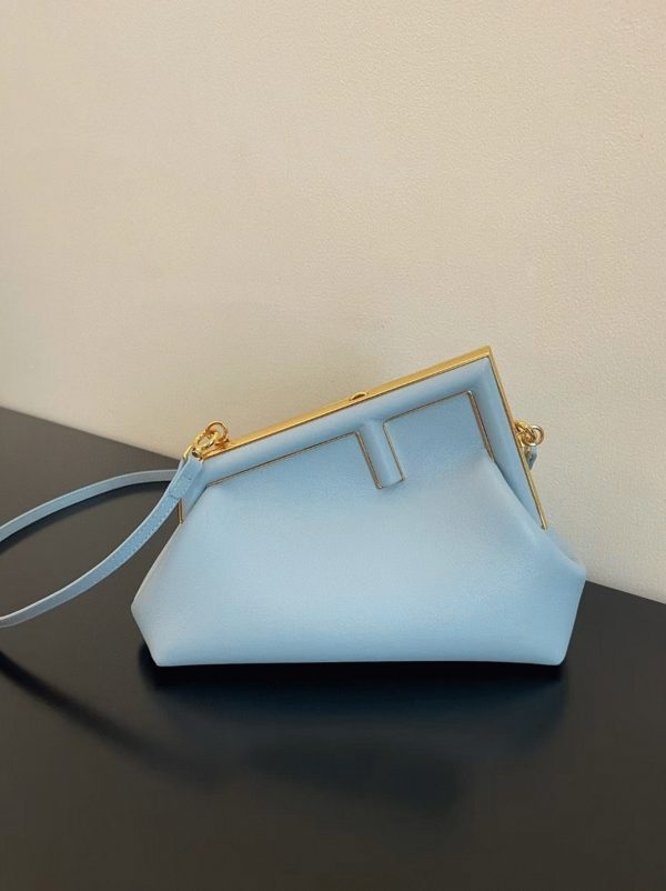 Réplique Fendi First Moyen Sac en cuir nappa bleu clair – Image 9