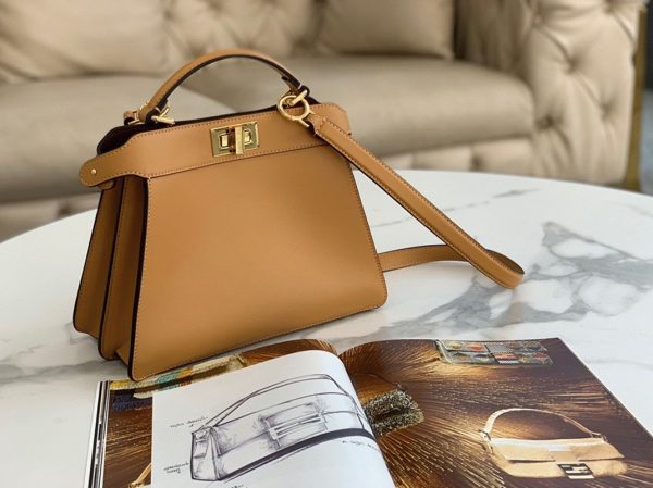Réplique Fendi Peekaboo ISeeU Petit Sac en cuir de veau beige – Image 6
