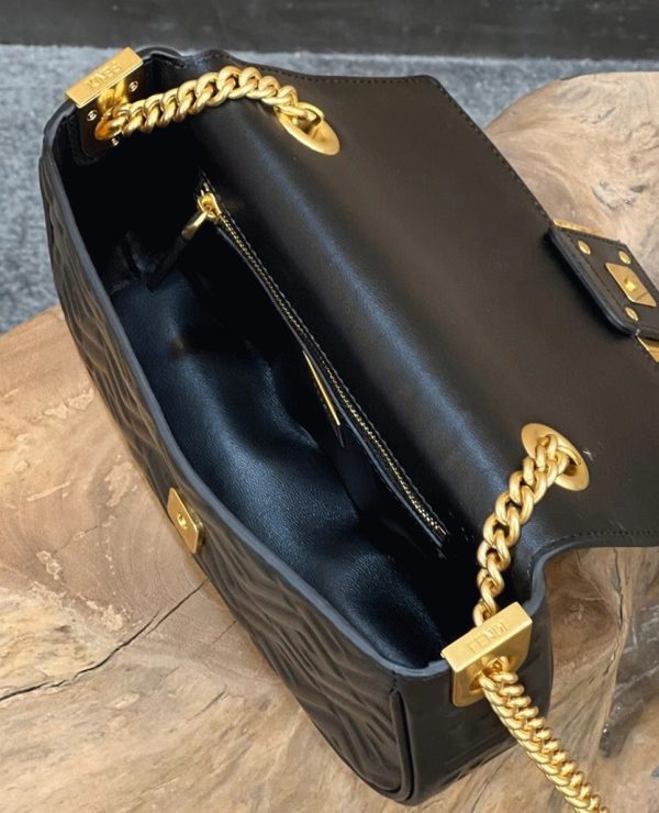 Réplique Fendi Baguette Chaîne Sac Midi en noir – Image 7